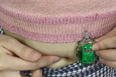 男人晚上睡觉前，在肚脐处滴几滴“风油精”，三个好处表示很受用插图4